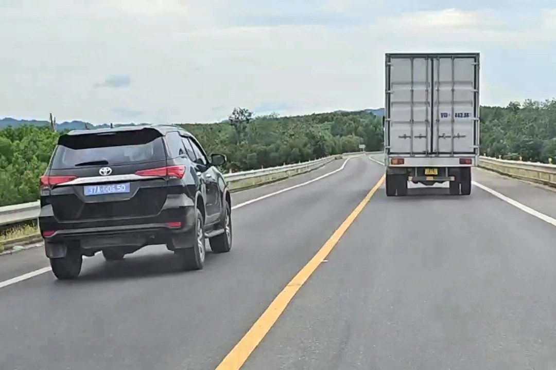 រថយន្តពីរគ្រឿងពាក់ស្លាកលេខខៀវបើកឆ្លងផ្លូវដោយខុសច្បាប់ហើយជ្រុលទៅលើផ្លូវខេមឡូ-ឡាសឹន-ផ្លូវជាតិលេខ២ Hai ô tô biển xanh lấn làn, vượt sai quy định trên cao tốc Cam Lộ - La Sơn - 2