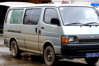 Dùng xe biển xanh thanh lý để chở gỗ lậu