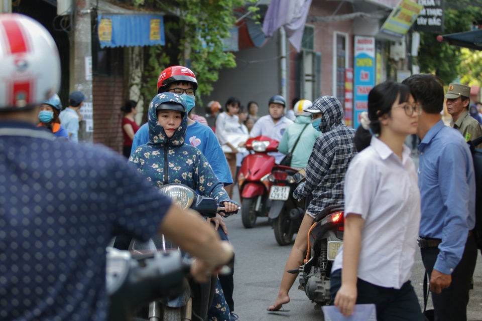 Hà Nội: Nhiều phụ huynh chạy toát mồ hôi khi con đi thi quên giấy tờ - 4 Hà Nội: Nhiều phụ huynh chạy toát mồ hôi khi con đi thi quên giấy tờ - 4