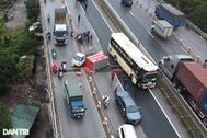 Hà Nội: Đường trên cao tắc cứng hơn 10 km suốt nửa ngày vì 4 ô tô tông nhau