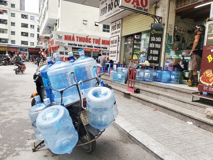 Vụ nước nhiễm dầu thải: Dân buôn đóng cửa, từ chối khách mua nước đóng bình vì quá tải - Ảnh 3. Vụ nước nhiễm dầu thải: Dân buôn đóng cửa, từ chối khách mua nước đóng bình vì quá tải - Ảnh 3.
