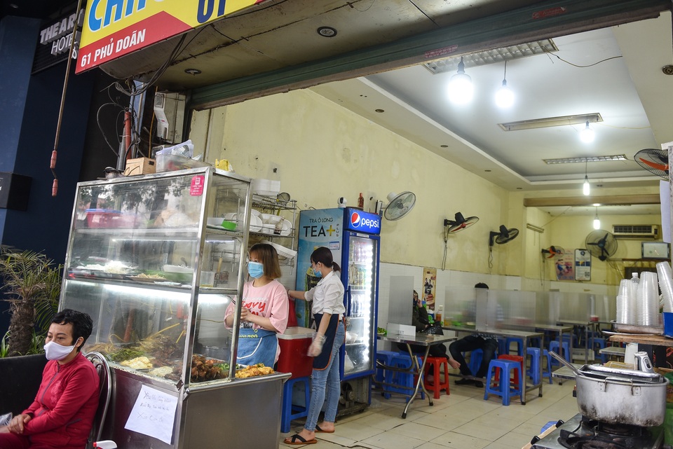 Sau giãn cách xã hội, các cửa hàng đua nhau dựng vách ngăn, kẻ vạch sơn - 2 Sau giãn cách xã hội, các cửa hàng đua nhau dựng vách ngăn, kẻ vạch sơn - 2
