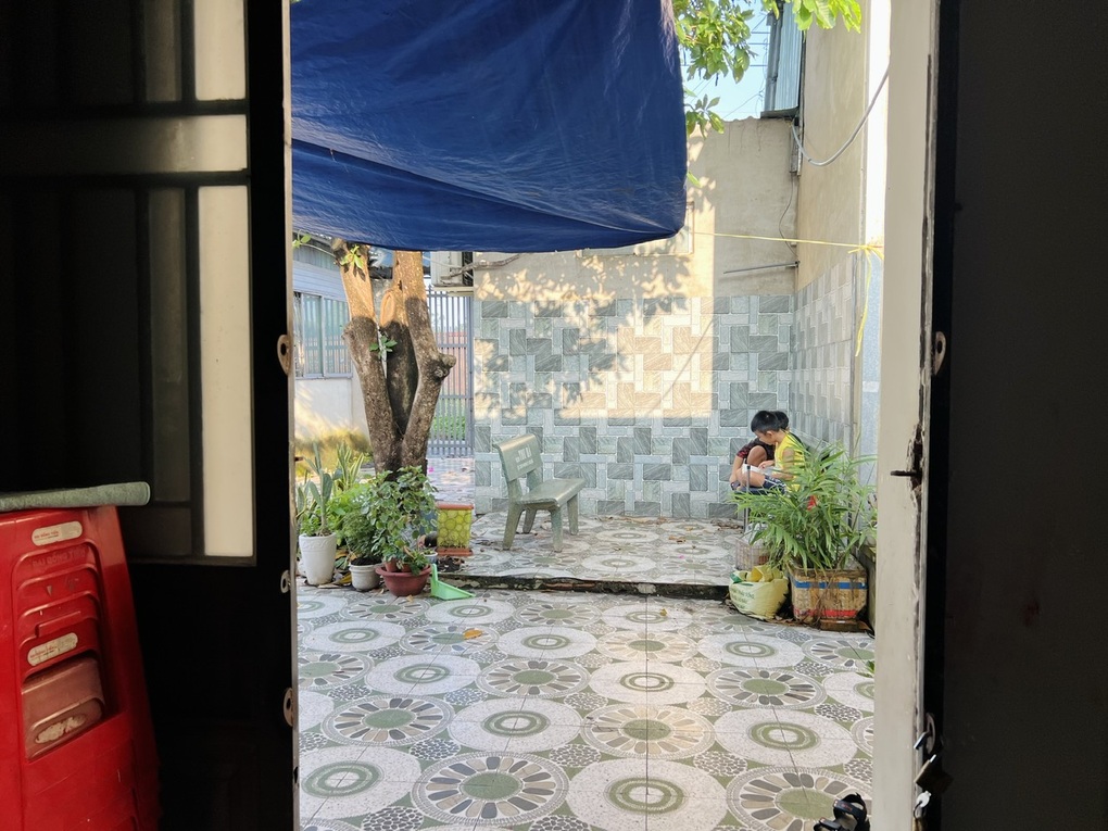 Chuyện từ dãy trọ chỉ 2 trên 7, hai mẹ con nhiều đêm không ngủ - 4 Chuyện từ dãy trọ chỉ 2 trên 7, hai mẹ con nhiều đêm không ngủ - 4