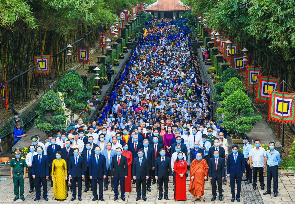 Rước kiệu mang lễ vật dâng lên các Vua Hùng - 3 Rước kiệu mang lễ vật dâng lên các Vua Hùng - 3
