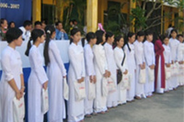 Trao 20 suất quà cho học sinh nghèo vượt khó tại Đà Nẵng