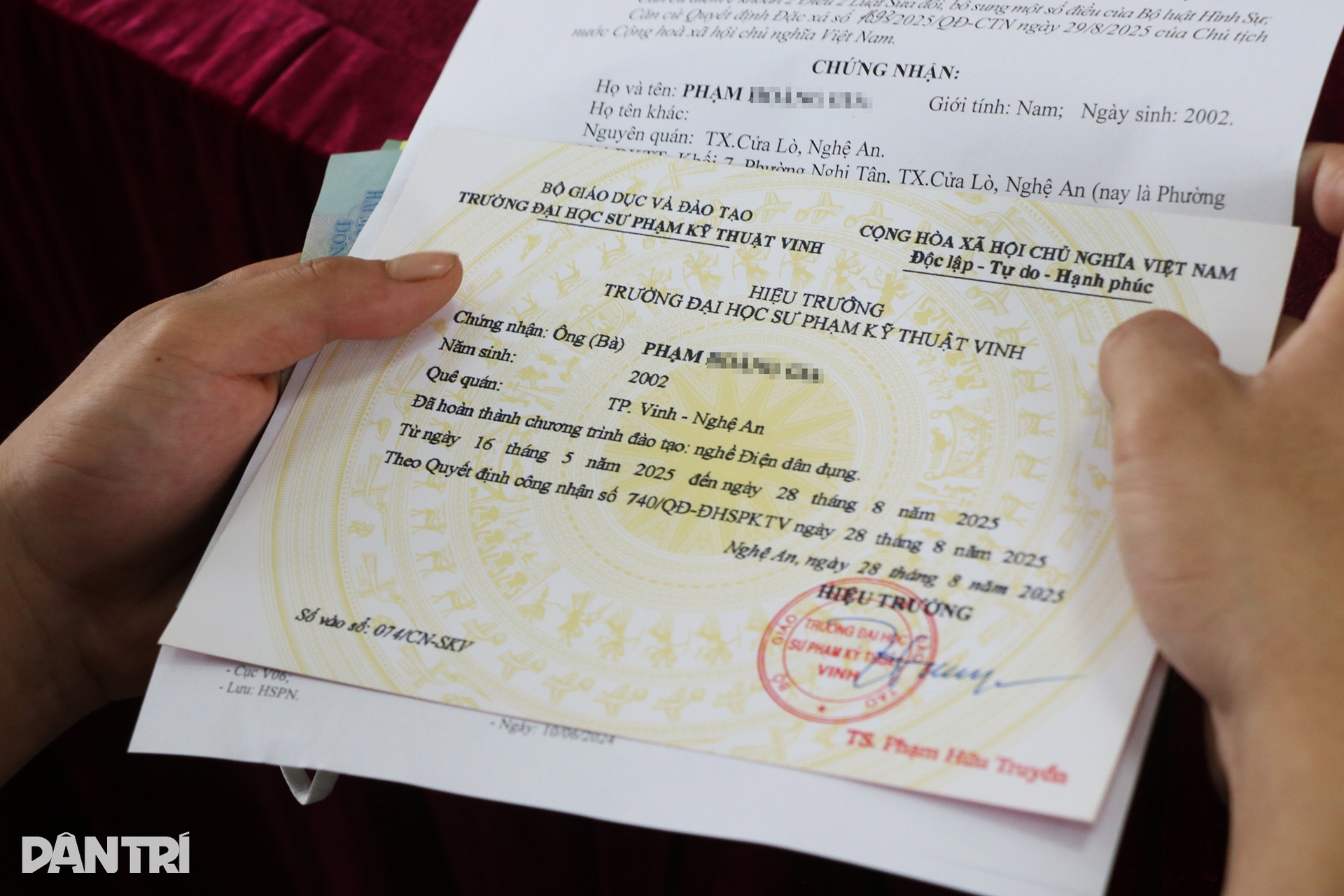 Cái ôm của chàng sinh viên sa chân vào vòng lao lý ngày được đặc xá - 6