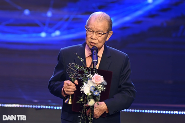 Khoảnh khắc nhà khoa học Việt đầu tiên nhận Giải thưởng VinFuture