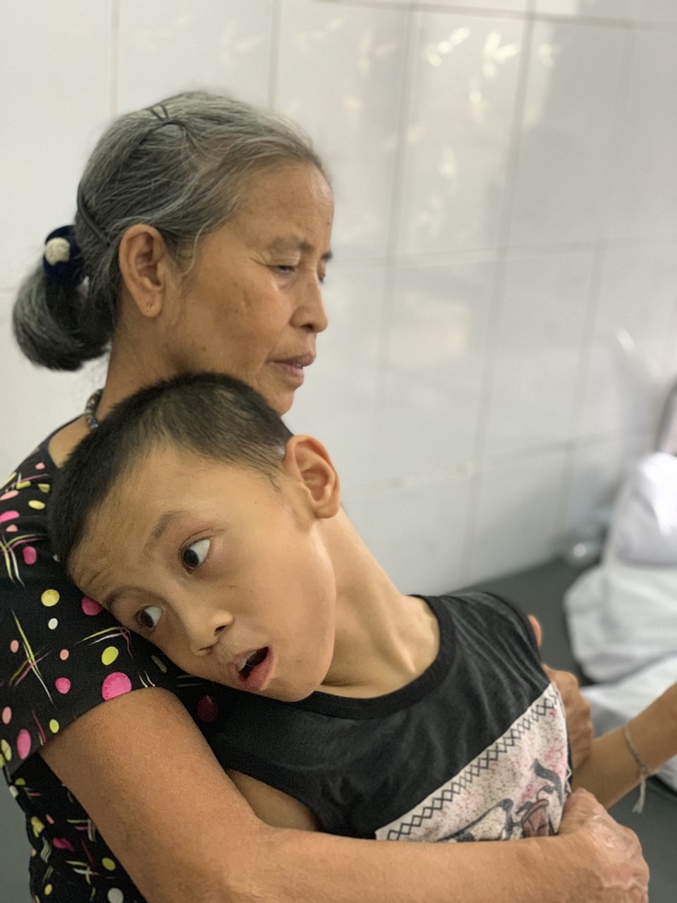 Cụ bà cơ cực xin ăn từng bữa cầm cự nuôi cháu bại não trong viện - 4 Cụ bà cơ cực xin ăn từng bữa cầm cự nuôi cháu bại não trong viện - 4