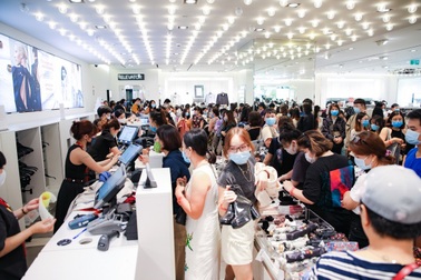 Hàng nghìn người đổ về mua sắm trong ngày đầu tiên của Vincom Black Friday