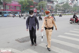 Phố nhà tôi không có vạch kẻ cho người đi bộ, sang đường thế nào?
