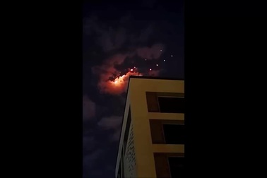 Chùm sáng như đĩa bay xuất hiện trên bầu trời đêm