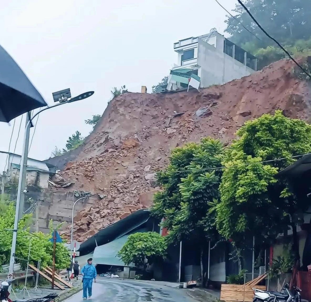 Hà Giang: Taluy cao 15m sạt xuống đường, đè bẹp nhà kho - 1