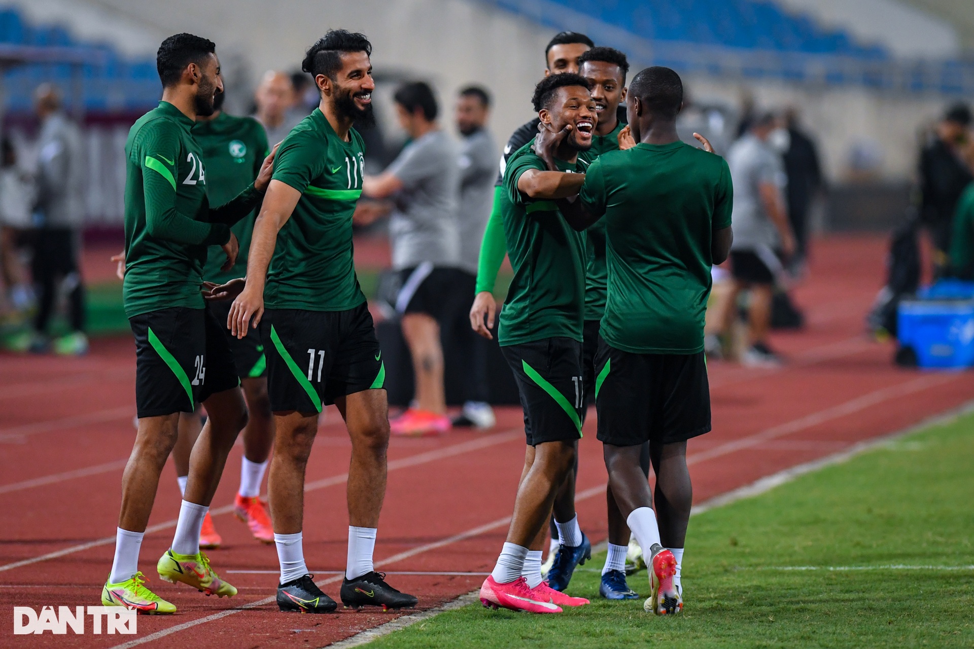 Đội tuyển Saudi Arabia chơi bóng bàn, chịu phạt búng tai trên sân Mỹ Đình - 9 Đội tuyển Saudi Arabia chơi bóng bàn, chịu phạt búng tai trên sân Mỹ Đình - 9