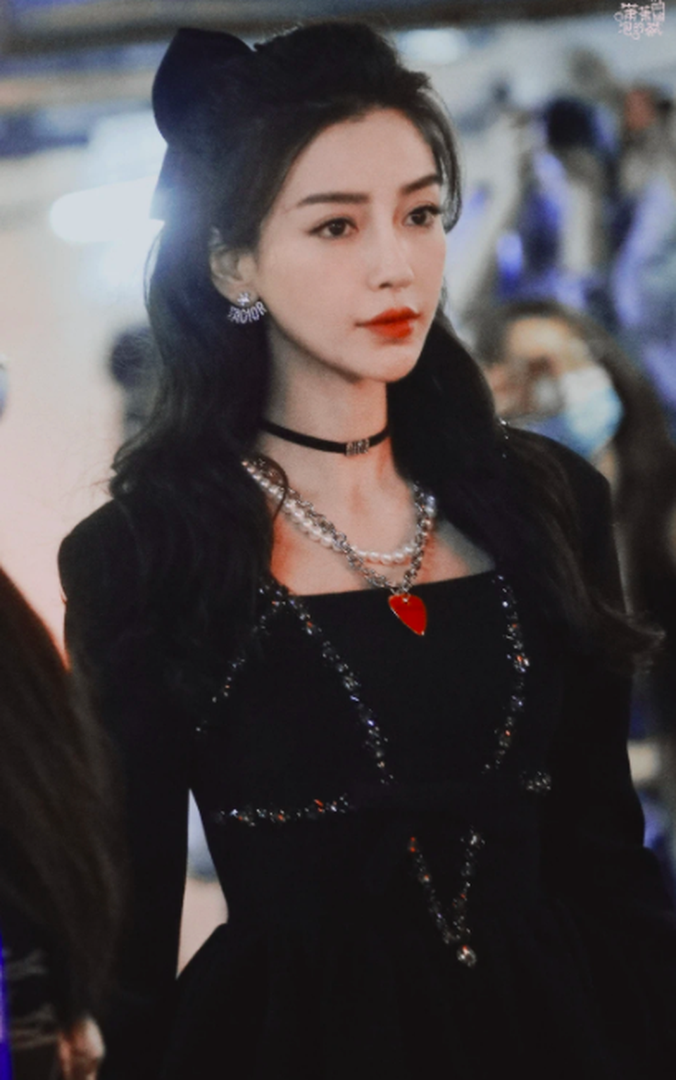 Cận cảnh vẻ đẹp lai quyến rũ của Angelababy trong hậu trường - 4 Cận cảnh vẻ đẹp lai quyến rũ của Angelababy trong hậu trường - 4