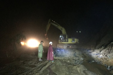 Xuyên đêm mở đường để phương tiện vào hiện trường đưa thi thể ra ngoài