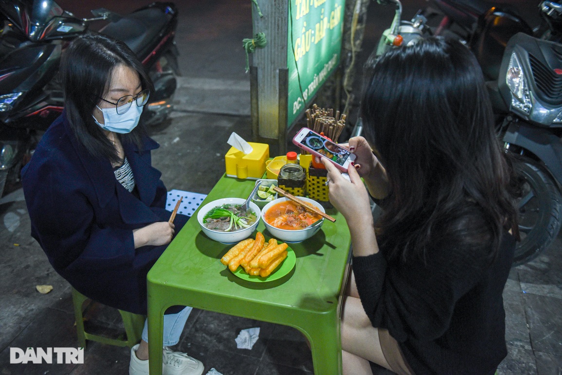 Quán phở 40 năm chỉ mở nửa đêm, rạng sáng, ngày nào cũng hết vèo 300 bát - 2 Quán phở 40 năm chỉ mở nửa đêm, rạng sáng, ngày nào cũng hết vèo 300 bát - 2