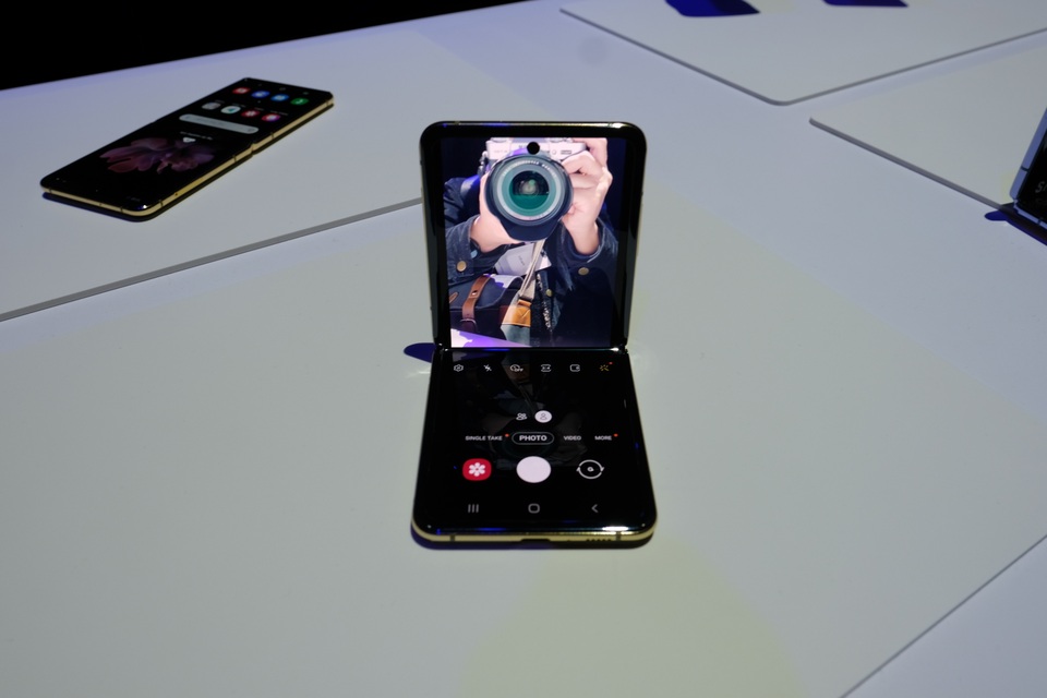 Cận cảnh smartphone màn hình gập Galaxy Z Flip - Nhỏ gọn và bóng bẩy - 15 Cận cảnh smartphone màn hình gập Galaxy Z Flip - Nhỏ gọn và bóng bẩy - 15