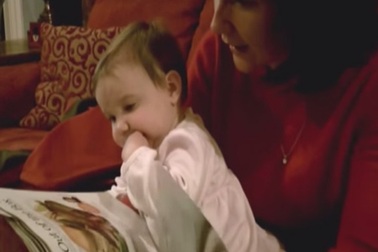 Ngộ nghĩnh em bé say sưa bốc đồ ăn từ... tạp chí