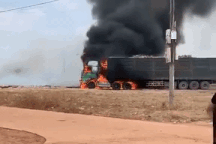 Xe container chở củi bốc cháy ngùn ngụt ở Đắk Lắk