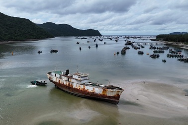 Hình ảnh cuối cùng của tàu hoang Sheng Li trước khi được kéo khỏi Côn Đảo
