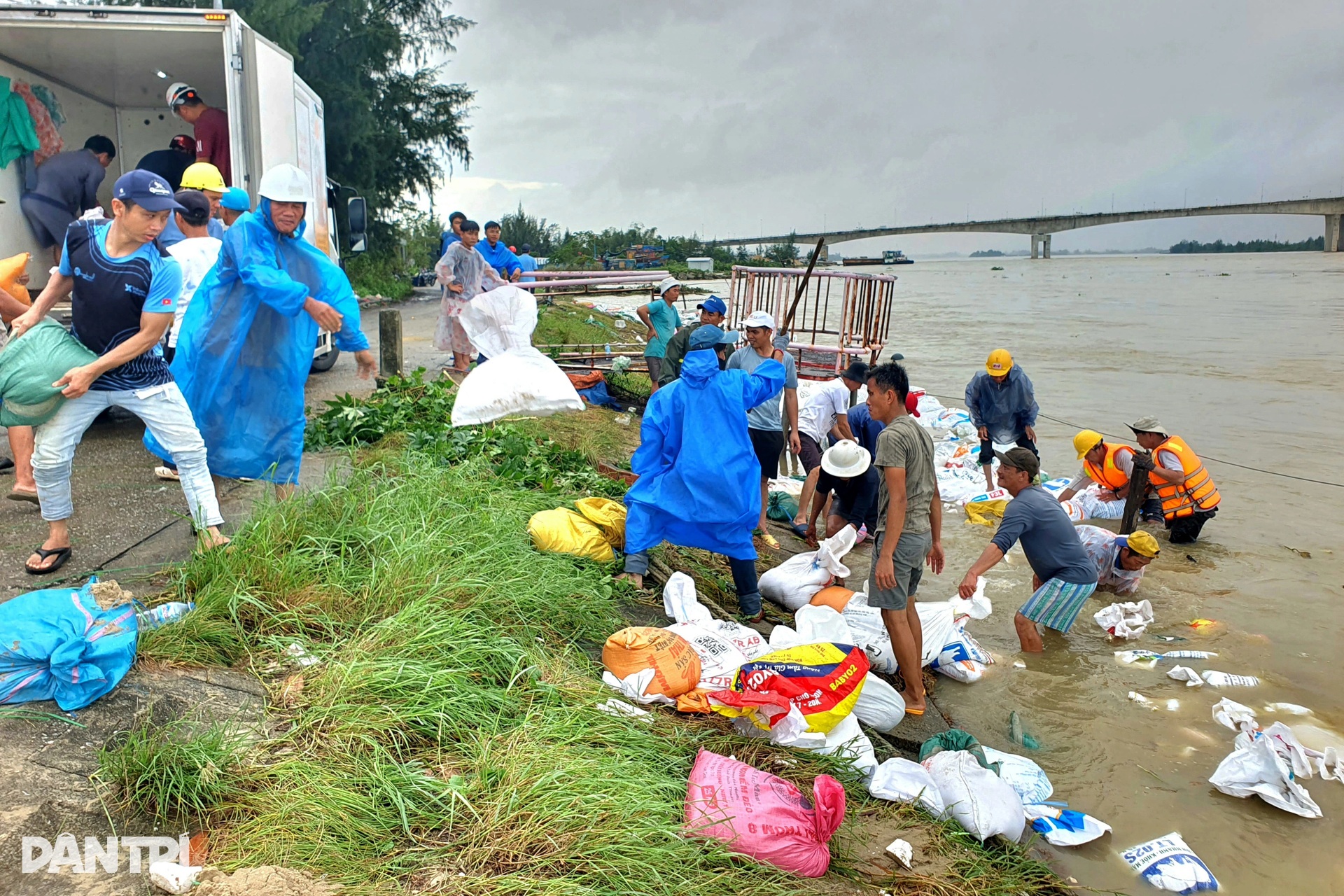 Hàng nghìn người dốc sức vá bờ kè bị lũ dữ tấn công - 2 Hàng nghìn người dốc sức vá bờ kè bị lũ dữ tấn công - 2