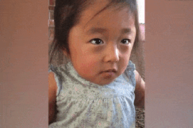 Cảm động khoảnh khắc cô bé mồ côi bày tỏ tình cảm với cha mẹ nuôi