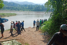 Chạy xe đạp qua ngầm tràn, bị lũ cuốn trôi ra sông Hồng