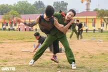 Mãn nhãn màn võ thuật, bắn súng vây bắt tội phạm của nữ sinh công an