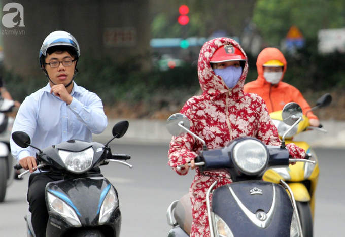 Hà Nội: Gió lạnh bất ngờ xuất hiện khiến nhiệt độ giảm mạnh, người dân quàng khăn, mặc áo rét ra đường - Ảnh 6. Hà Nội: Gió lạnh bất ngờ xuất hiện khiến nhiệt độ giảm mạnh, người dân quàng khăn, mặc áo rét ra đường - Ảnh 6.