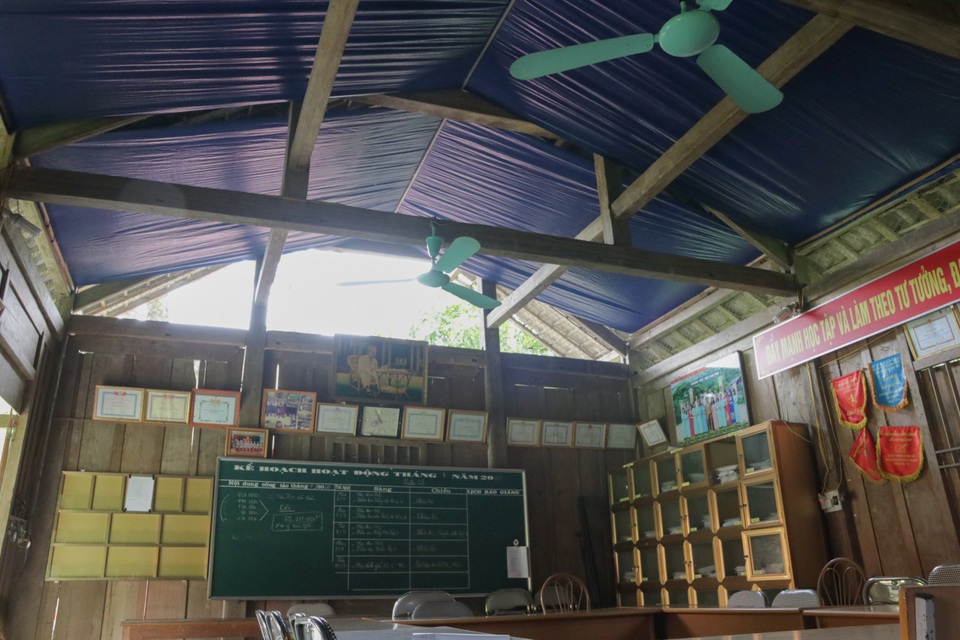Hàng chục thầy trò nơm nớp lo sợ dưới mái trường chờ sập, vữa rơi từng mảng - 13 Hàng chục thầy trò nơm nớp lo sợ dưới mái trường chờ sập, vữa rơi từng mảng - 13