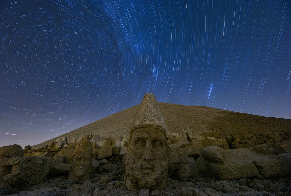 Hoàng hôn kỳ diệu trên những tượng đầu đá khổng lồ - 1