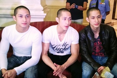 Clip: Yến Trang, Diễm My đón 3 anh em “Pacific Rim” đến Việt Nam