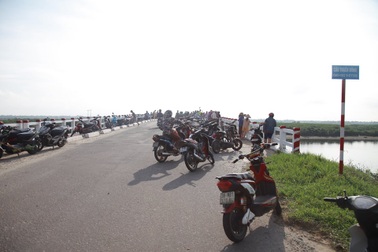 Nam sinh lớp 12 bỏ lại xe đạp điện nhảy sông tự tử