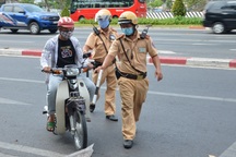 Người dân ngạc nhiên khi bị CSGT bất ngờ dừng xe kiểm tra