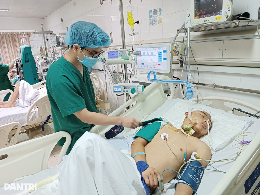 Bị xe bán tải tông trên đường đến lớp, tính mạng cậu bé lớp 8 nguy kịch - 1 Bị xe bán tải tông trên đường đến lớp, tính mạng cậu bé lớp 8 nguy kịch - 1