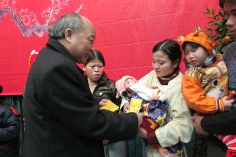 Bộ trưởng Nguyễn Quốc Triệu tặng quà cho bệnh nhi đón tết xa nhà