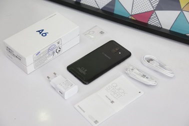 Đập hộp Galaxy A6 chính hãng giá gần 7 triệu đồng tại Việt Nam