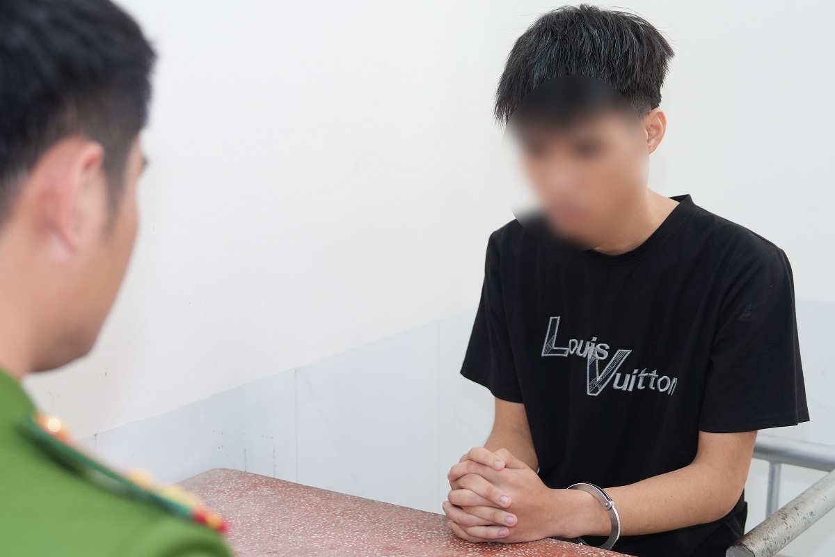 18 Thanh Thiếu Niên Đi 9 Mô Tô Lạng Lách, Ném Chai Bia Trên Đường