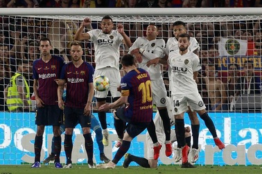 Messi bất lực trong ngày Barcelona gục ngã trước Valencia