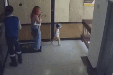 Clip “mẹ phản ứng nhanh cứu con khỏi cú ngã từ tầng 4” nổi bật tuần qua