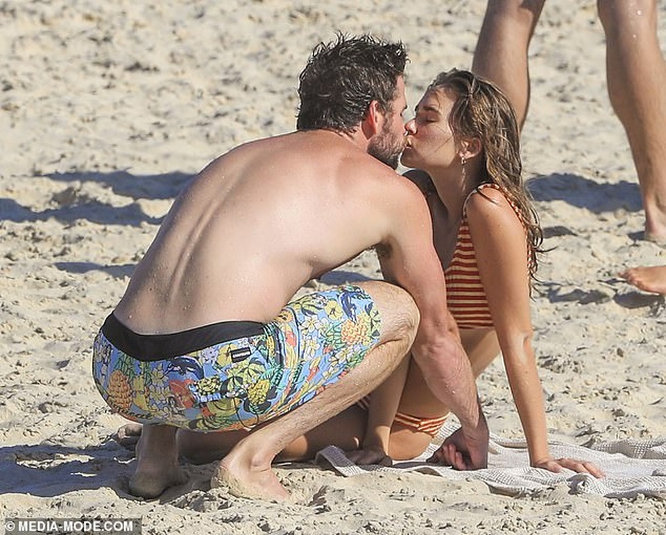 Bạn gái mới của Liam Hemsworth quyến rũ trên biển - 6 Bạn gái mới của Liam Hemsworth quyến rũ trên biển - 6