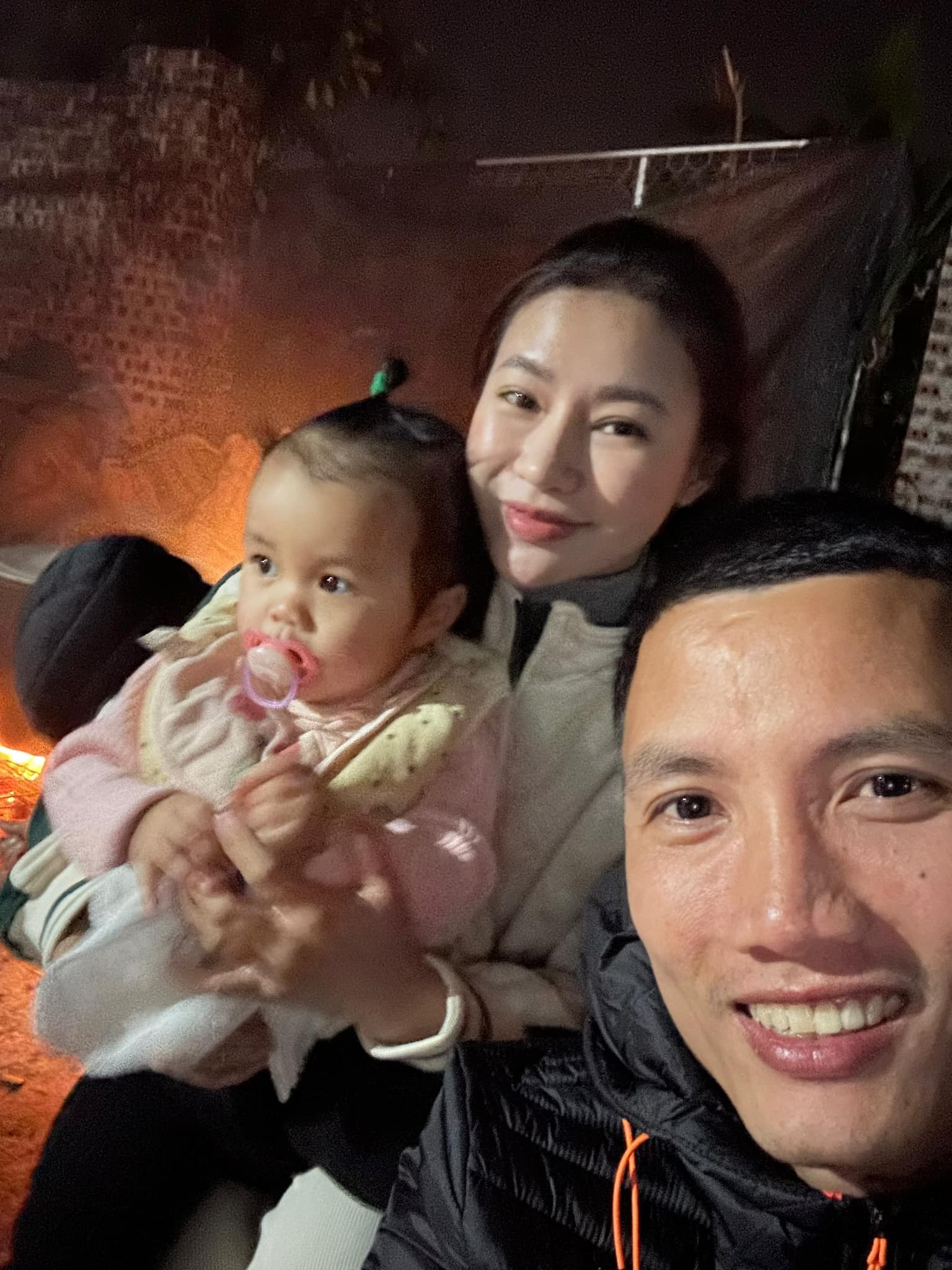 Dinh Trieu függőágyat akaszt, hogy nézze a banh chungot, és családjával ünnepli a Tet-et - 2 Đình Triệu mắc võng trông bánh chưng, đón Tết bình dị bên gia đình - 2