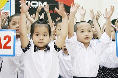 "Heo vàng" đội mưa đi khai giảng vào lớp 1