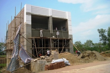 Vụ bán đất trong hành lang thoát lũ: Các hộ dân vẫn tiếp tục xây dựng nhà