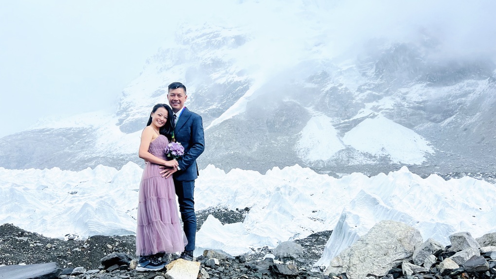 Chuyện tình lãng mạn của cặp đôi Việt cầu hôn trên Everest - 2 Chuyện tình lãng mạn của cặp đôi Việt cầu hôn trên Everest - 2