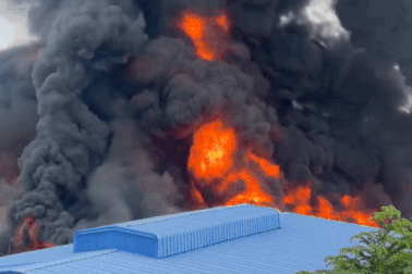 Công ty sản xuất nệm mút ở Bình Dương chìm trong biển lửa