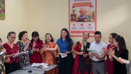 Cán bộ phường cùng người cao tuổi hát quan họ trên sóng livestream