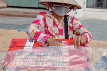 Một số công ty xổ số miền Tây vẫn trả thưởng cho người có vé số bị rách rời