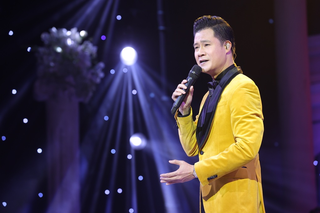 Thu Phương thay 5 bộ váy lộng lẫy, thăng hoa trong đêm nhạc Tạ tình - 4 Thu Phương thay 5 bộ váy lộng lẫy, thăng hoa trong đêm nhạc Tạ tình - 4