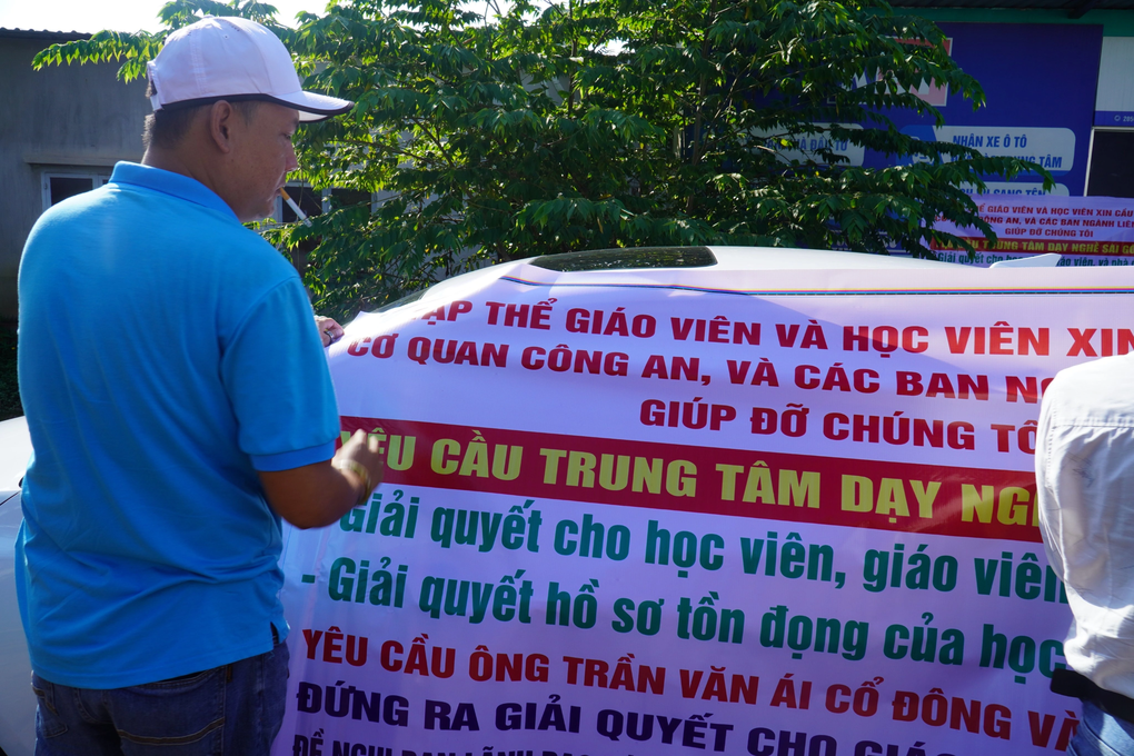 Giám đốc Trung tâm dạy lái xe bị bắt, giáo viên treo băng rôn cầu cứu - 2